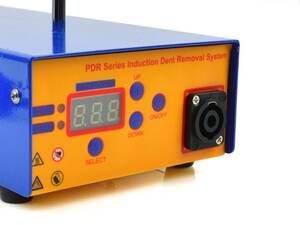 Indukční ohřívač k odstranění promáčklin na karoserii