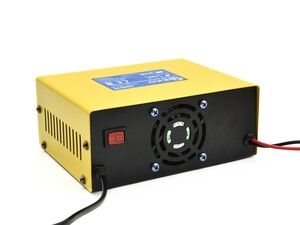 Mikroprocesorová nabíječka autobaterií LCD 6/12/24V