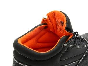 Ochranná pracovní obuv vysoká vel. 45