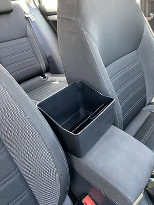 Organizér/držák nápojů do auta na loketní opěrku CAR STORAGE 2